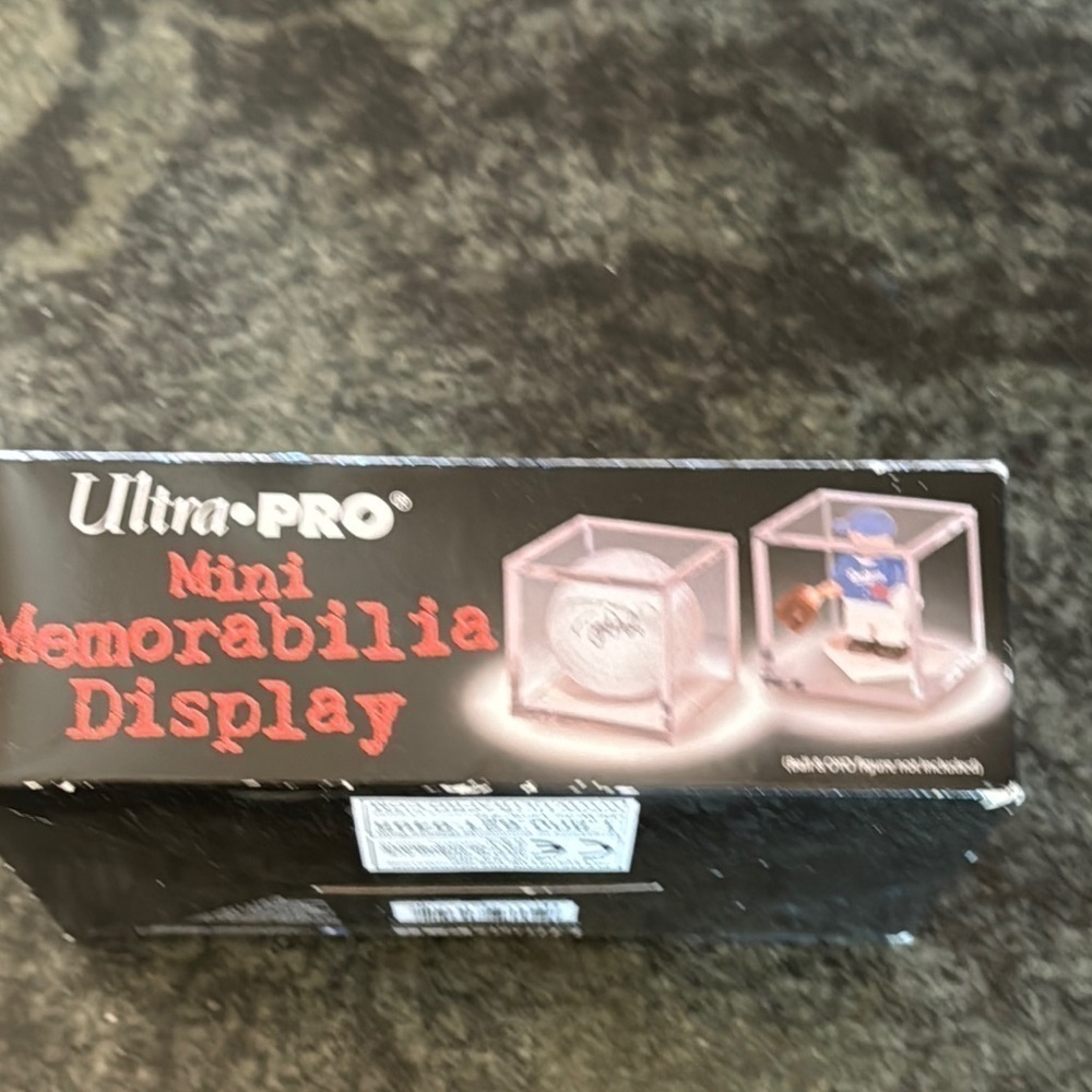 Ultra PRO Mini Memorabilia Display - Picture 4 of 4